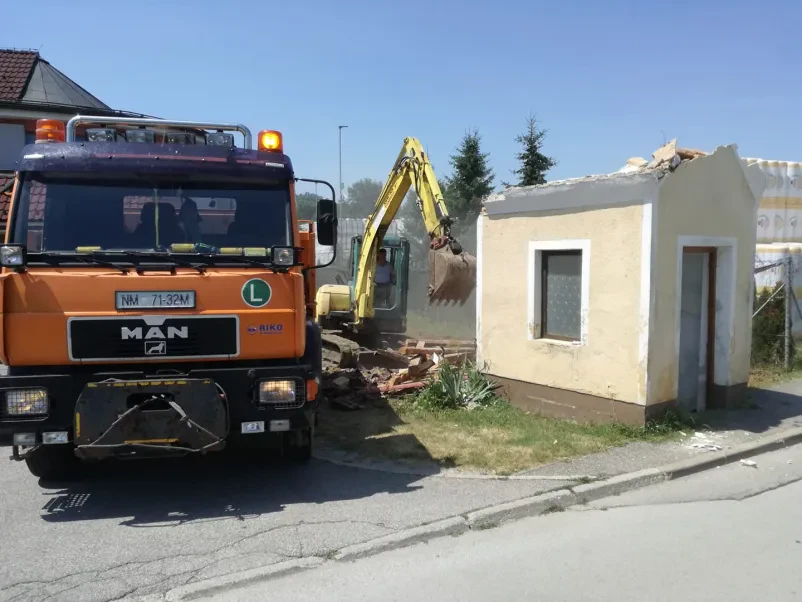 Prevozi z avtodvigalom in dvigovanje bremen v Novem mestu