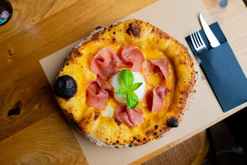 The best pizza place in Portorose offers authentic Neapolitan pizzas