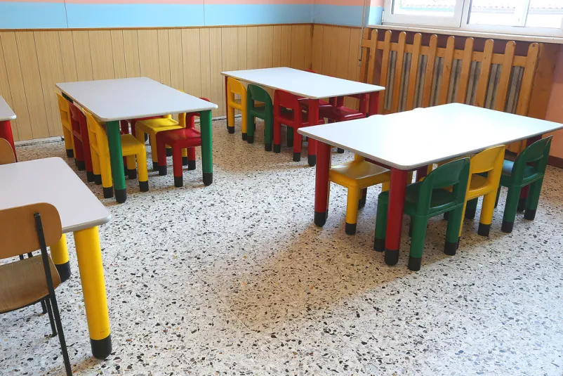 Hochwertige Herstellung von Kinderstühlen für Kindergärten und Schulen in Slowenien