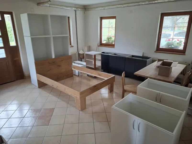 Pisarniško in sobno pohištvo Bela krajina
