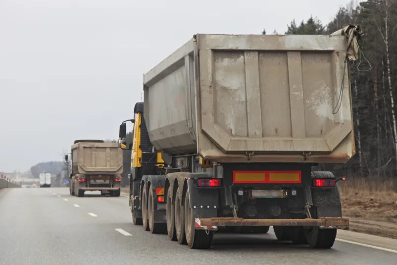 Trasporto di materiali da costruzione e macchinari a Nova Gorica, regione di Gorizia 