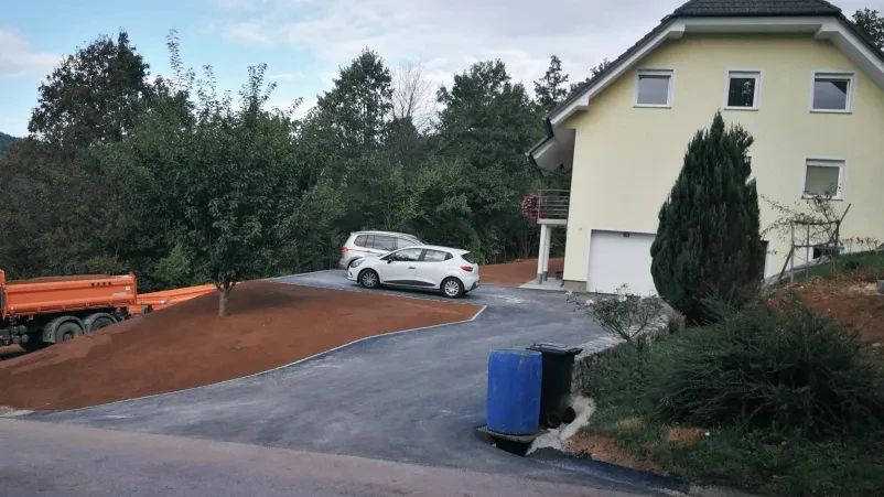 Zemeljski izkopi za urejanje okolice v Osrednji Sloveniji