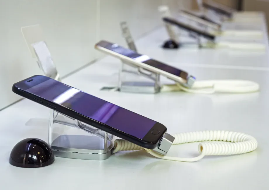 Spletna ali fizična trgovina - kam po nov telefon?