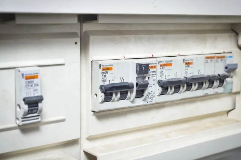 Elektro in avtomatizacija – inštalacije, pametni sistemi in krmilne omarice