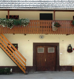 Kmetija z jablanami