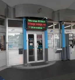 LED zasloni in digitalne ure Slovenija