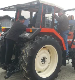 Wartung eines Traktors