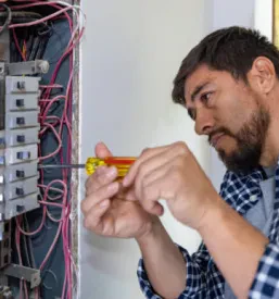 Ugoden električar