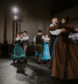 Folklorna plesna skupina
