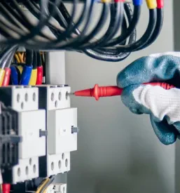 Ugoden električar