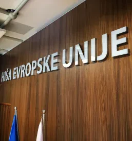 Oznake za stavbe in prostore Slovenija in tujina