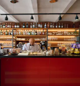 Buon ristorante nel centro di Lubiana vicino al fiume Ljubljanica