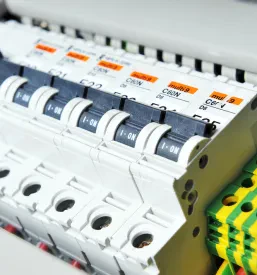 Zanesljiv elektroinštlater