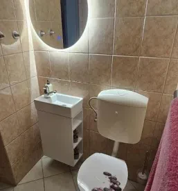sanitarije v počitniški hiši