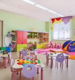 Schnelle Herstellung von Kinderstühlen für Kindergärten und Schulen in Slowenien
