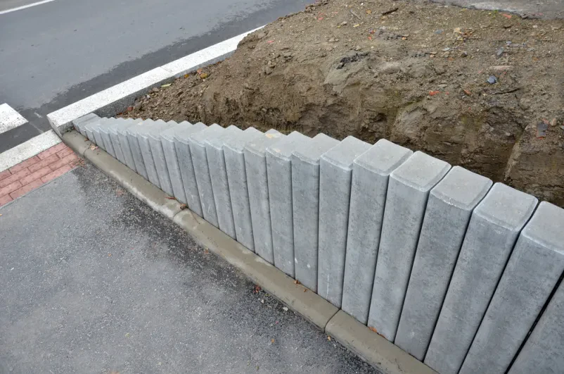 Sodobna rešitev za urejanje manjših višinskih razlik na vrtu s palisadami iz kvadratnega betonskega profila. Omogočajo podporo brežinam in obrobljanje visokih gredic, kar je idealno za Izdelava manjših škarp Ljubljana, Goriška.