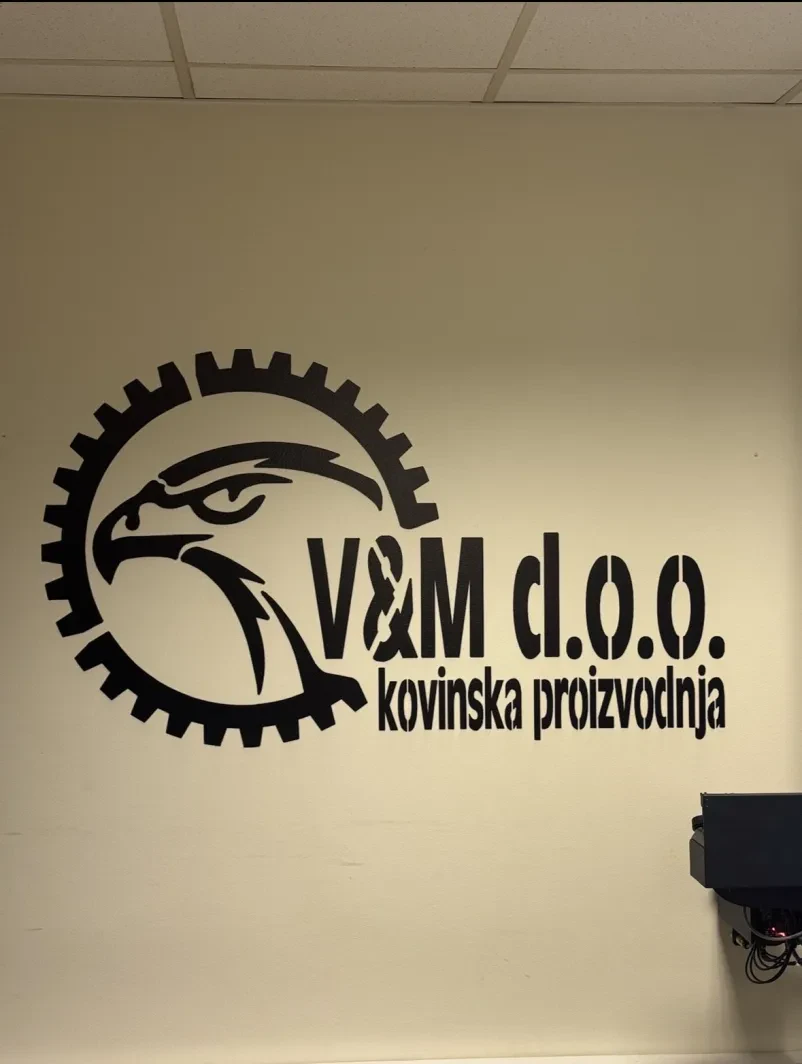 Umetnik s spreji ustvarja živahno džungelsko sceno z živalmi, kar prikazuje kvalitetne stenske poslikave Slovenija.