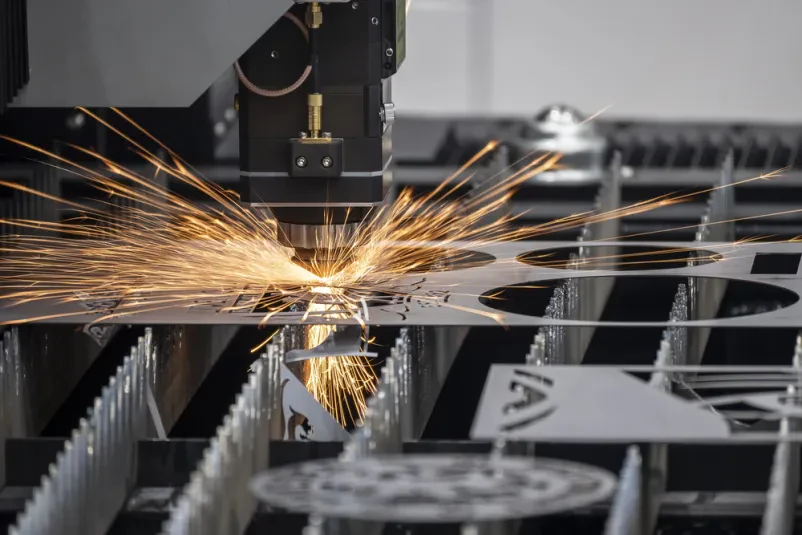 Natančno lasersko rezanje kovinskih plošč Visokotehnološki fiber laser natančno reže kovinske plošče, ustvarjajoč čiste in kompleksne oblike. Napreden postopek za učinkovito obdelavo kovin.