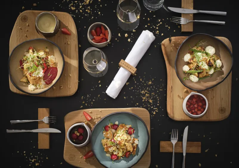 Gostje uživajo v prijetnem ambientu LandeRika, prepoznanega kot najboljši bistro Ljubljana center. Idealno za večerje in druženje.