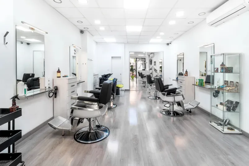 Sodoben in svetel frizerski studio Eleganten in sodoben frizerski studio s črno-belo opremo, ki ustvarja luksuzen ambient. Idealno okolje za Najboljši frizerski salon Ptuj, kjer se stranke počutijo razvajene.