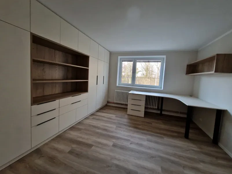 Izdelava pohištva po naročilu v svetlih tonih Natančna izdelava notranjega pohištva po meri in željah strank, ključno za območje Velike Lašče, Osrednja Slovenija.