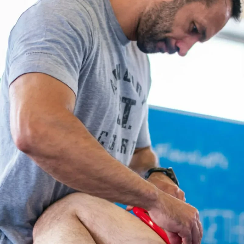 Učinkovita terapija IASTM za izboljšanje gibljivosti in rehabilitacijo, ki jo izvaja izkušen osebni trener v fitnesu Maribor.