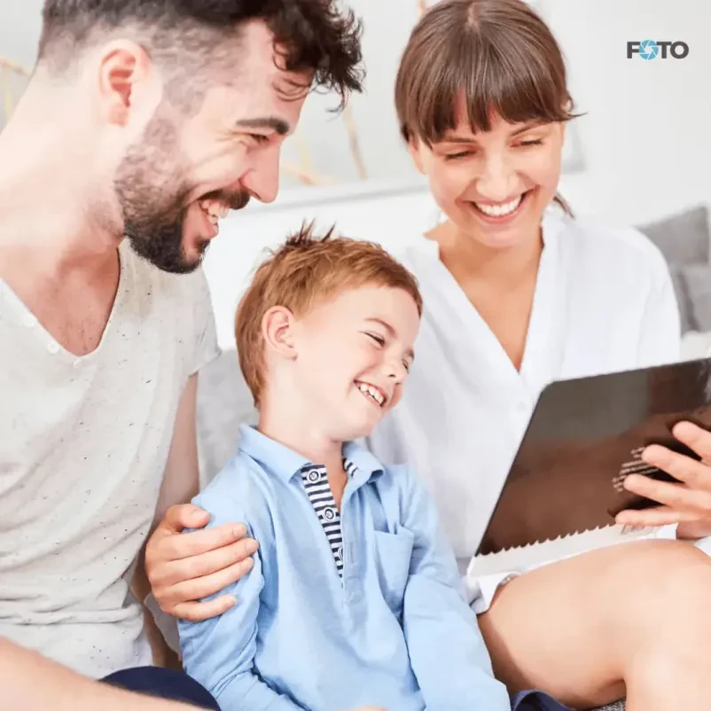 Družina naroča fotografije prek spleta Srečna družina udobno iz kavča naroča tiskane fotografije prek telefona. Spletno naročanje fotografij Ljubljana Šiška Osrednja Slovenija je enostavno in hitro.