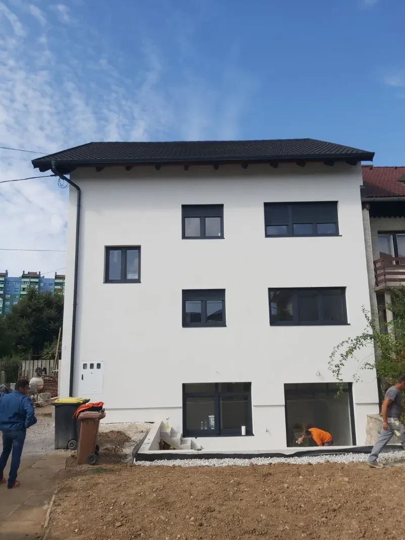 Detajl hidravličnega sistema in mehanizma HIAB dvigala, ki prikazuje robustno in zanesljivo opremo za delo na terenu.