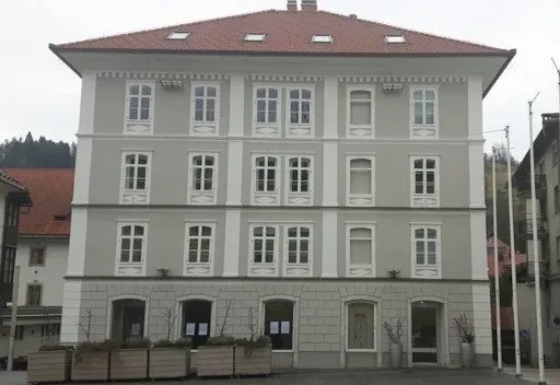 Dva mlada šahista sta globoko poglobljena v strategijo igre, s premislekom izbirata naslednje poteze na šahovnici. Takšno igranje šaha spodbuja razvoj.