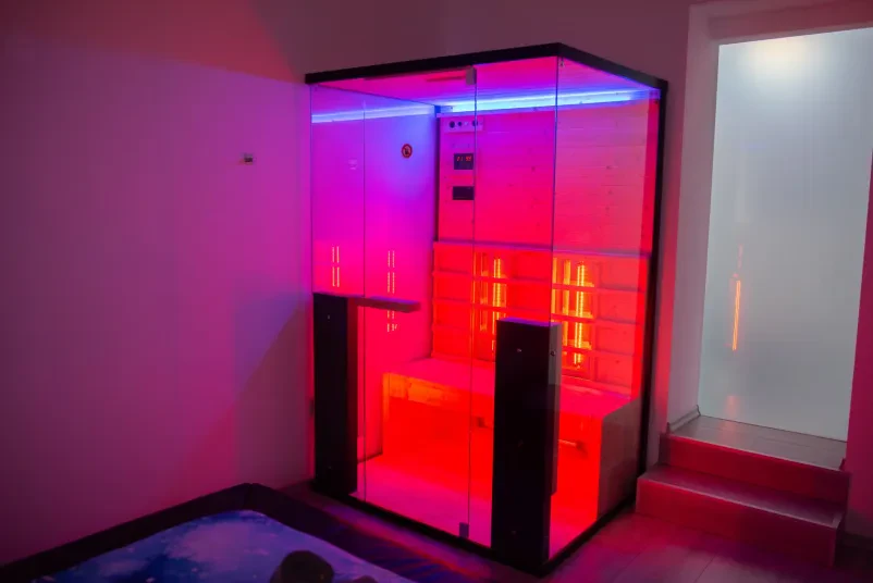 Glavna spalnica z udobno zakonsko posteljo Elegantno urejena spalnica z veliko zakonsko posteljo, ki obljublja miren in udoben spanec v vaši nastanitvi.