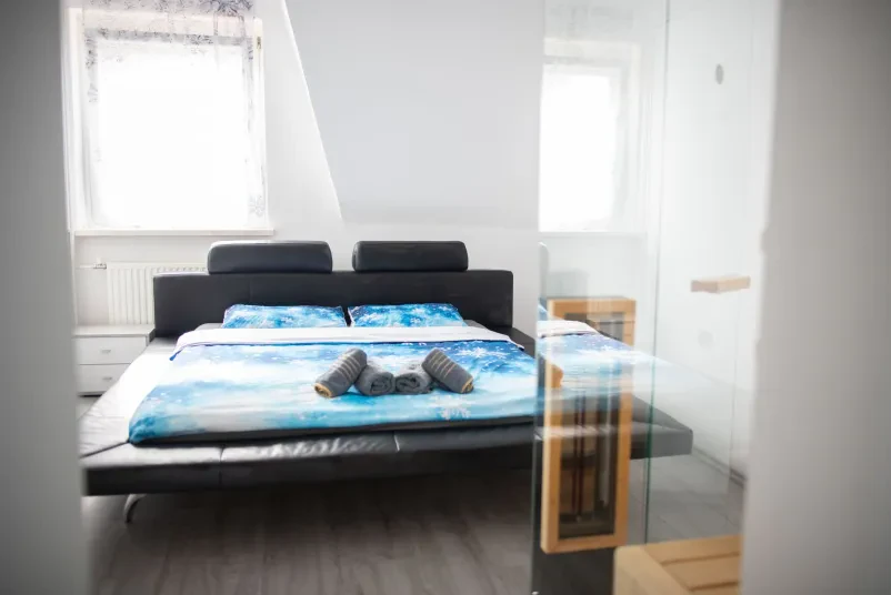 Prijetna dnevna soba z moderno opremo Prostorna in svetla dnevna soba z udobnim kavčem in televizijo, idealna za sprostitev v našem apartmaju.