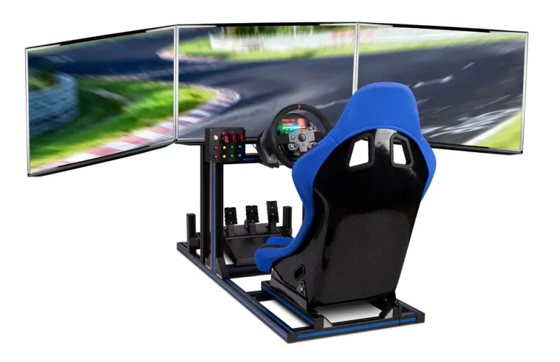 Simulator za sim racing s tremi zasloni na belem ozadju Aluminijast simulator za sim racing z modrim dirkalnim sedežem, volanom, pedali in tremi monitorji na belem ozadju.