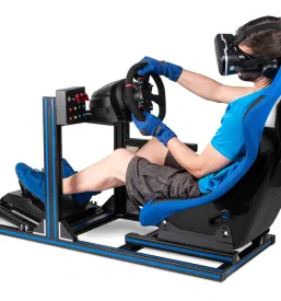 Gamer v modri majici z VR očali vadi na simulatorju vožnje. To so odlične virtualne dirke za izboljšanje spretnosti v Ljubljani.