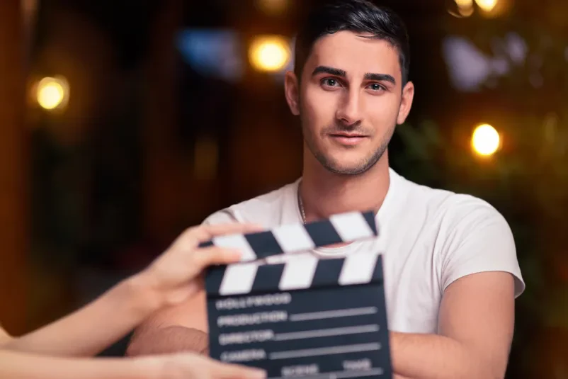 Profesionalni igralec, pripravljen za snemanje na filmskem setu. Dober igralec za reklame, serije in filme Slovenija je iskan talent.