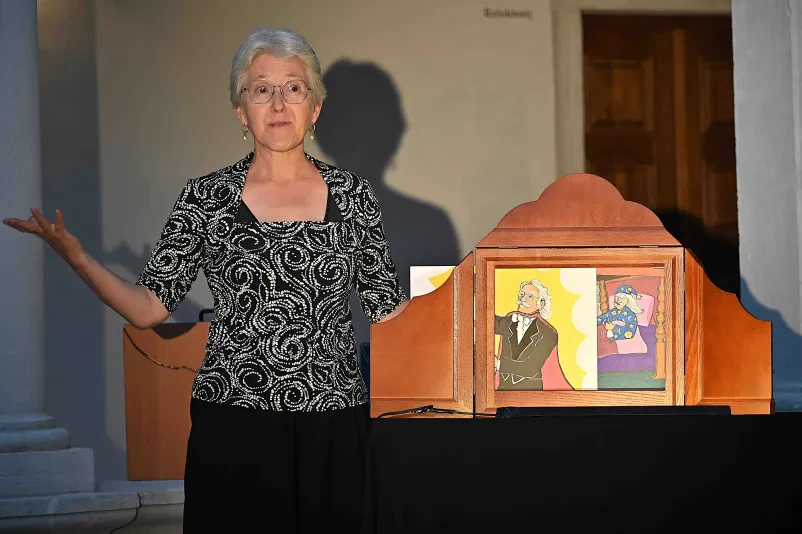 Interaktivna delavnica z lutkami za otroke Otroci in odrasla oseba se aktivno igrajo z različnimi lutkami med ustvarjalno delavnico, ki spodbuja domišljijo.
