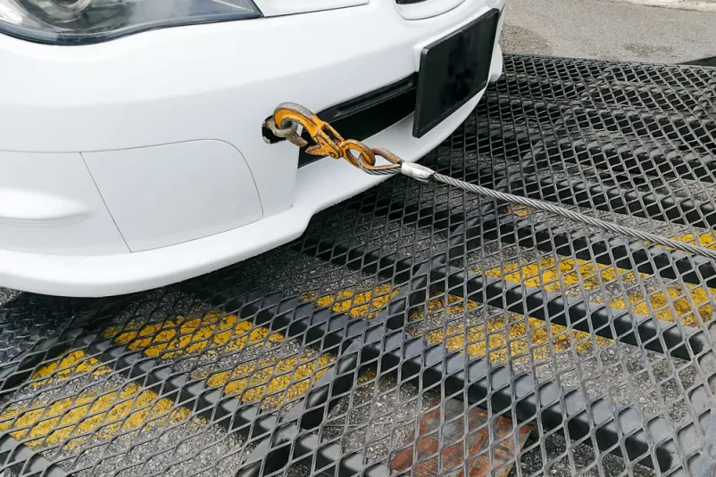 Avtovleka s kavljem in verigo Pokvarjen avtomobil se s pomočjo robustnega kavlja in verige natovarja na ploščad avtovleke, kar je del hitre avtovleke Logatec, okolica.