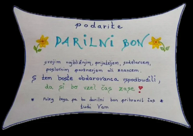 Urejeno oblikovan darilni bon s cvetličnim motivom, idealen za darilo sprostitve in dobrega počutja s posebnimi ugodnostmi.