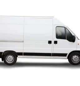 Čist, bel dostavni kombi s prostim prostorom za logotip podjetja, prikazan od strani na nevtralnem ozadju, primeren za različne prevoze.