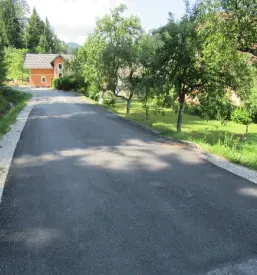 Prikaz izgradnje vodovodnega in kanalizacijskega omrežja v Balant Podgorju za boljšo oskrbo prebivalcev.