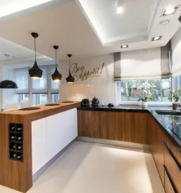 Elegantna in funkcionalna kuhinja v modernem črno-belem dizajnu, ki združuje minimalistične linije z visoko kakovostnimi materiali za prijetno pripravo hrane.