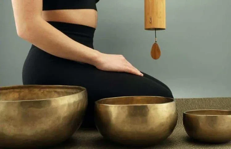 Skupinska vadba v sodobnem studiu Skupina nasmejanih žensk med sproščeno vadbo v svetlem studiu, ki ponuja najboljše pilates in joga vadbe Ljubljana, okolica.
