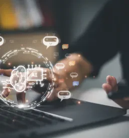 Poslovnežinja uporablja pametni računalniški sistem z umetno inteligenco za učinkovito delo. To je najboljši chatbot za podjetja Slovenija, ki zagotavlja napredne poslovne rešitve.