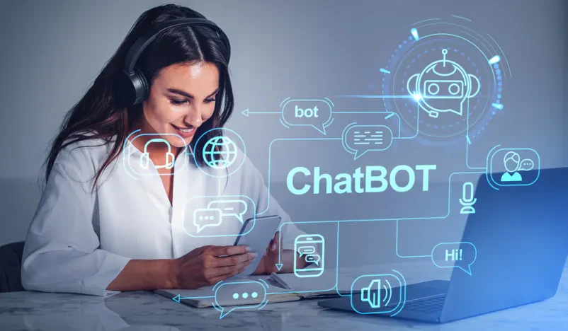 Ženska uporablja chatbot na telefonu za delo Nasmejana ženska drži pametni telefon in se pogovarja s pametnim virtualnim asistentom, ki ji pomaga pri izobraževanju in delu. Ikone umetne inteligence lebdijo okoli nje.