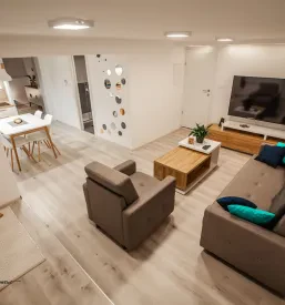 Moderna in čista kopalnica s tuš kabino in vsemi potrebnimi pripomočki za udobno bivanje gostov.