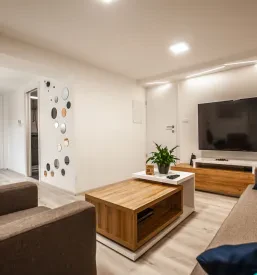 Prijeten skupni prostor ali jedilni kot v enem izmed treh apartmajev, idealnih za oddajo apartmajev Ig, Ljubljana.
