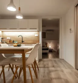 Prostoren balkon, idealen za sprostitev in uživanje v razgledu, z možnostjo brezplačnega parkirišča.
