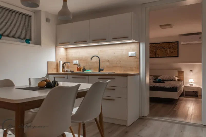 Privlačen zunanji pogled na moderno stavbo z apartmaji v idiličnem okolju Iga, blizu Ljubljane.