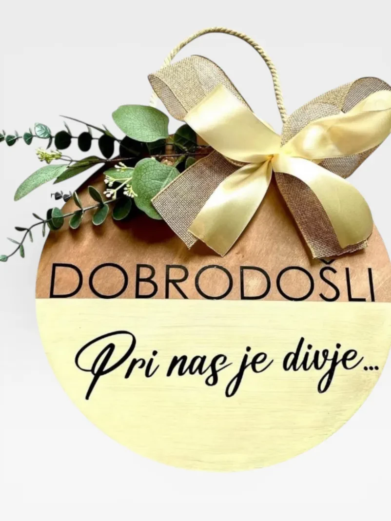 Okrasna lesena tabla z motivom dinozavra in imenom otroka, narejena po meri. Personalizirani leseni izdelki Obala nudijo unikatna darila.