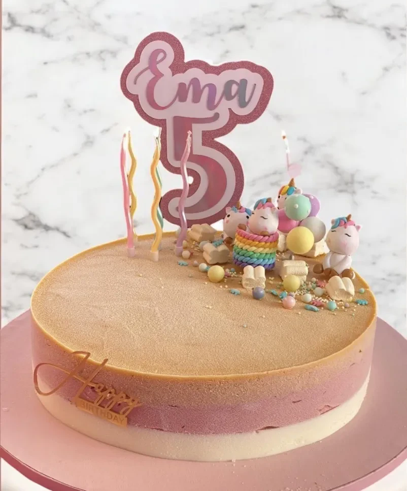 Eleganten lesen topper za dekoracijo poročne torte z napisom 'Mr. & Mrs.', ustvarjen po meri. Odličen dodatek za praznovanje in unikatna darila.