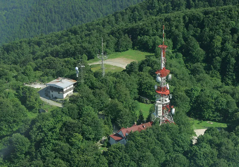 Notranjost jedilnice doma Urejena notranjost jedilnice Planinskega doma Ig Ljubljana, pripravljena za postrežbo domačih jedi in pijače, kjer se gostje lahko ogrejejo.